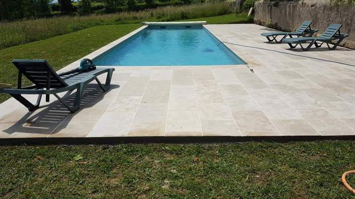 Terrasse de piscine en moquette de pierre Landes