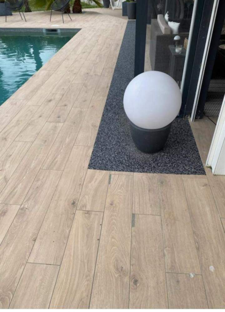 Terrasse de piscine en moquette de pierre Landes