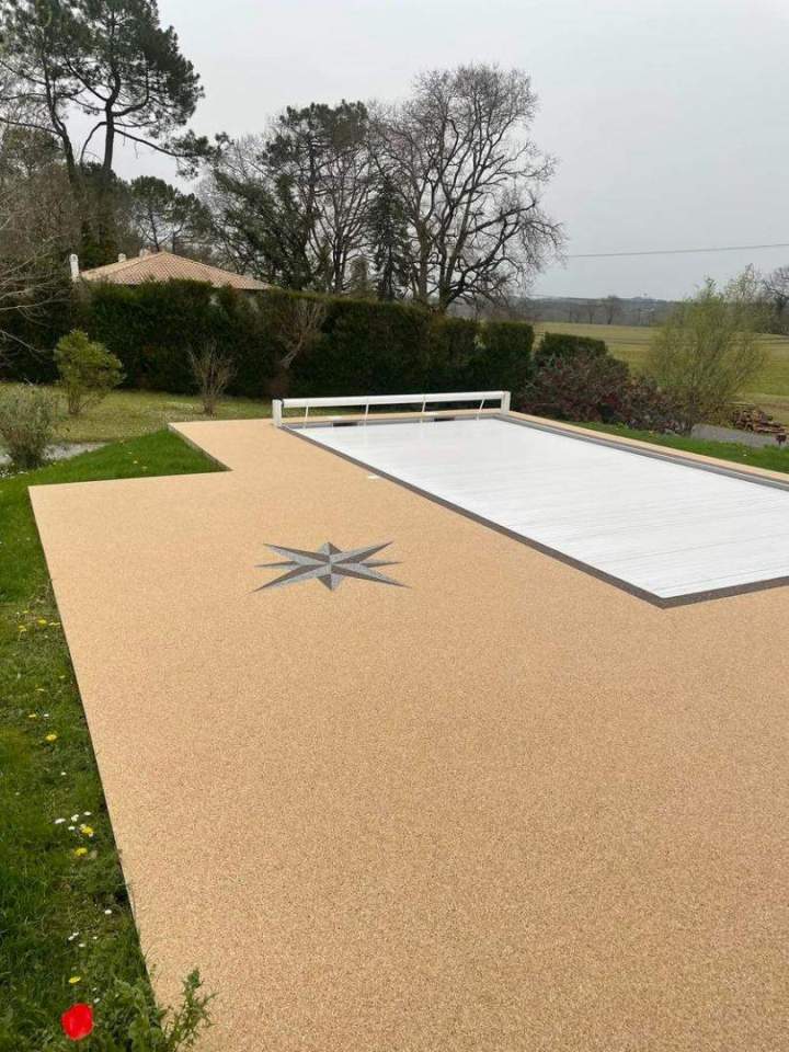 Terrasse de piscine en moquette de pierre Landes