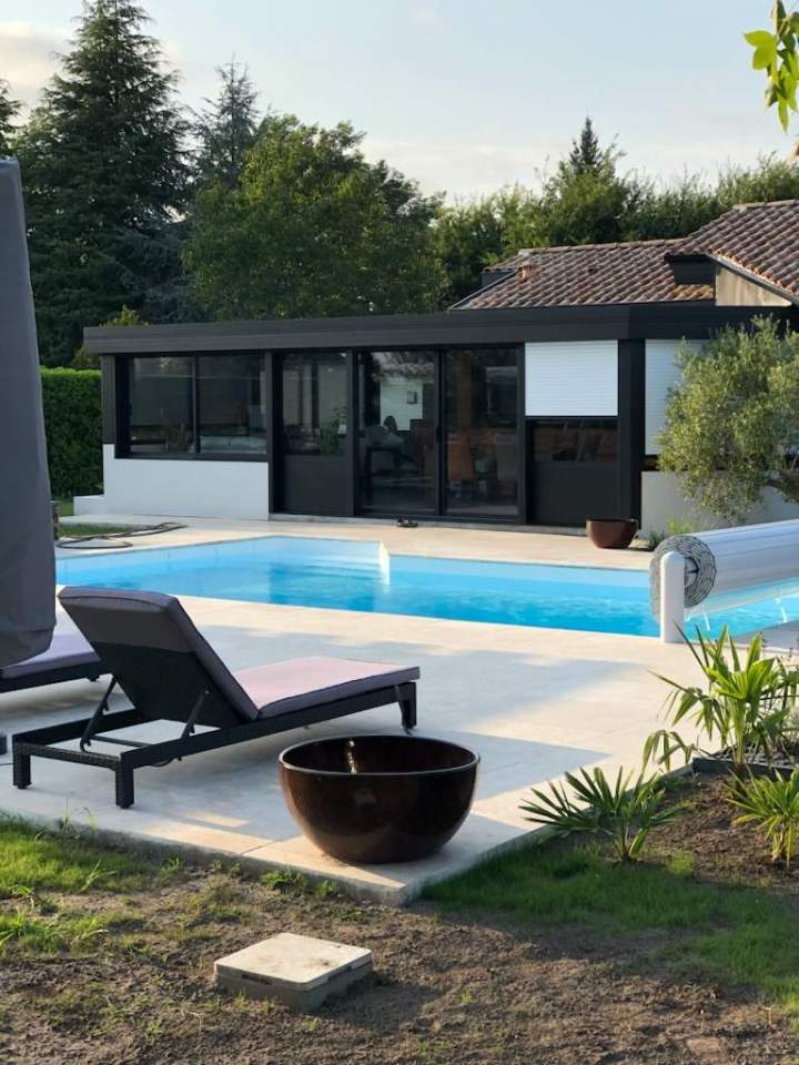 Terrasse de piscine en moquette de pierre Landes
