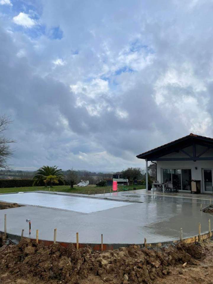 Terrasse de piscine en moquette de pierre Landes