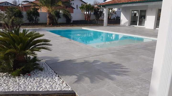 Terrasse de piscine en moquette de pierre Landes