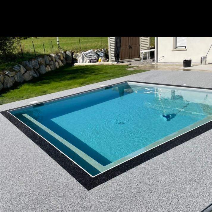 Terrasse de piscine en moquette de pierre Landes