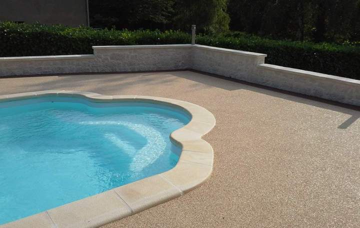 Pose de terrasse en travertin dans les Landes
