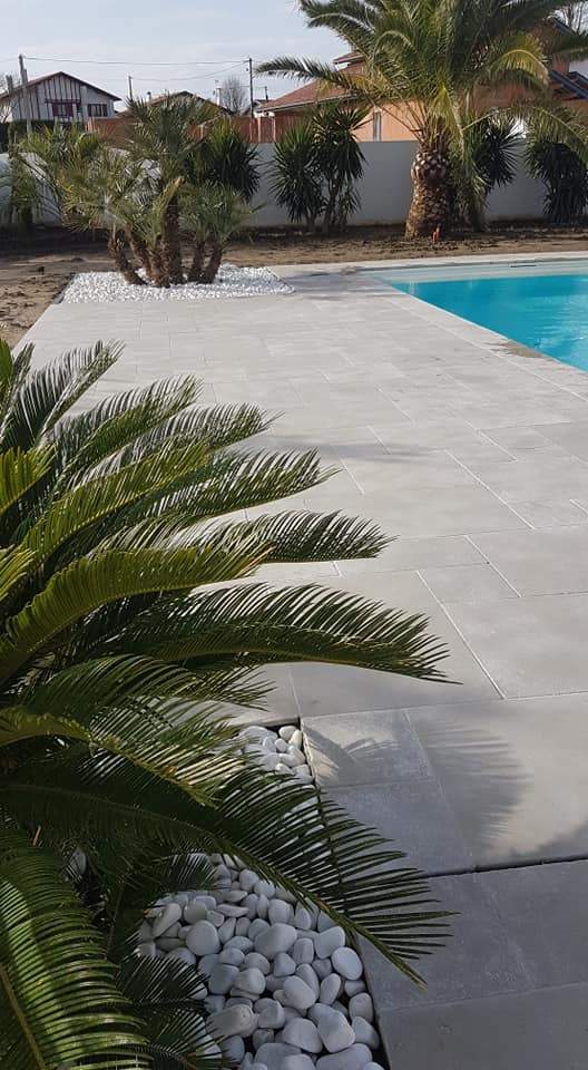 Terrasse de piscine en moquette de pierre Landes