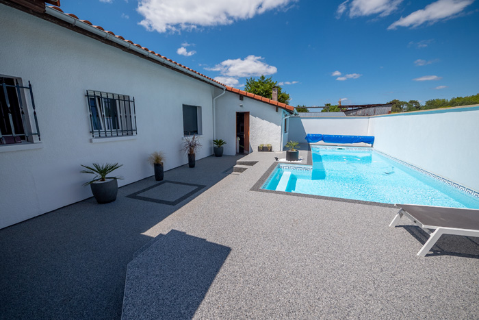 Terrasse de piscine en moquette de pierre Landes