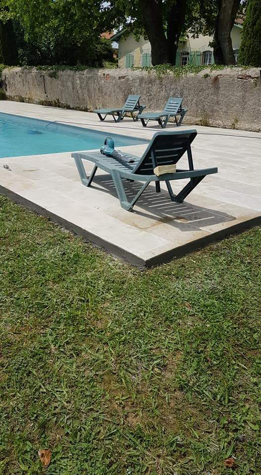 Terrasse de piscine en moquette de pierre Landes